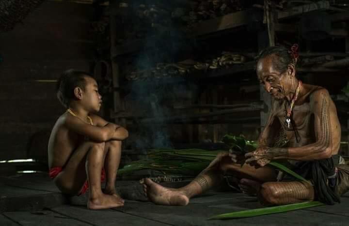 La educación en la edad primitiva:
 
 La educación era de forma natural, espontánea, inconsciente, adquirida por la convivenc