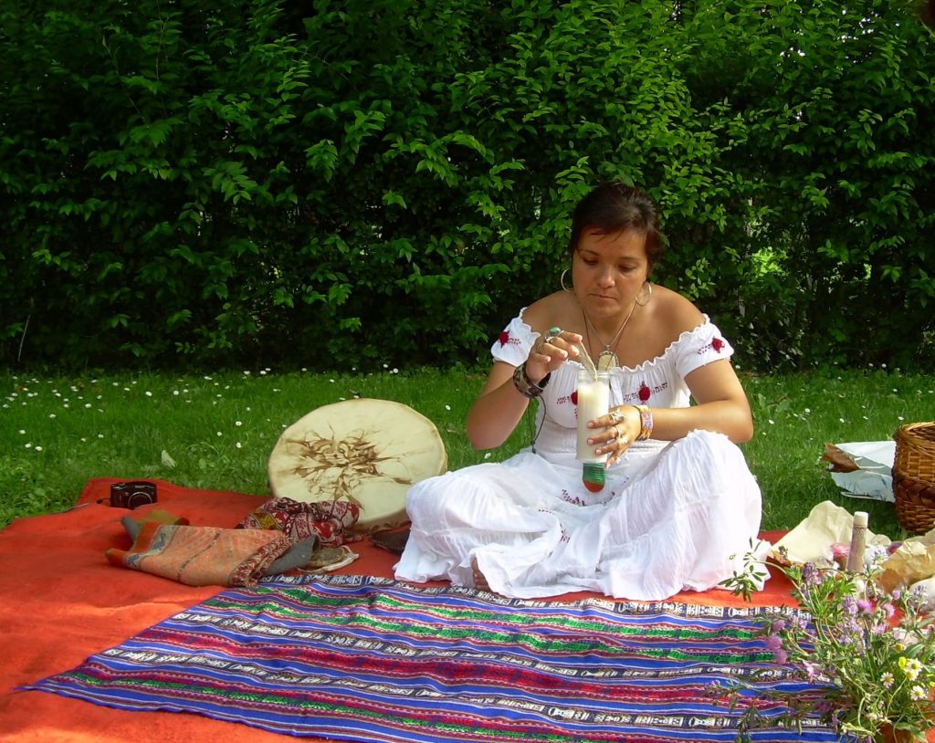 Ana Hatun Sonqo, mujer chamán, realizando ritual en homenaje a la pachamama